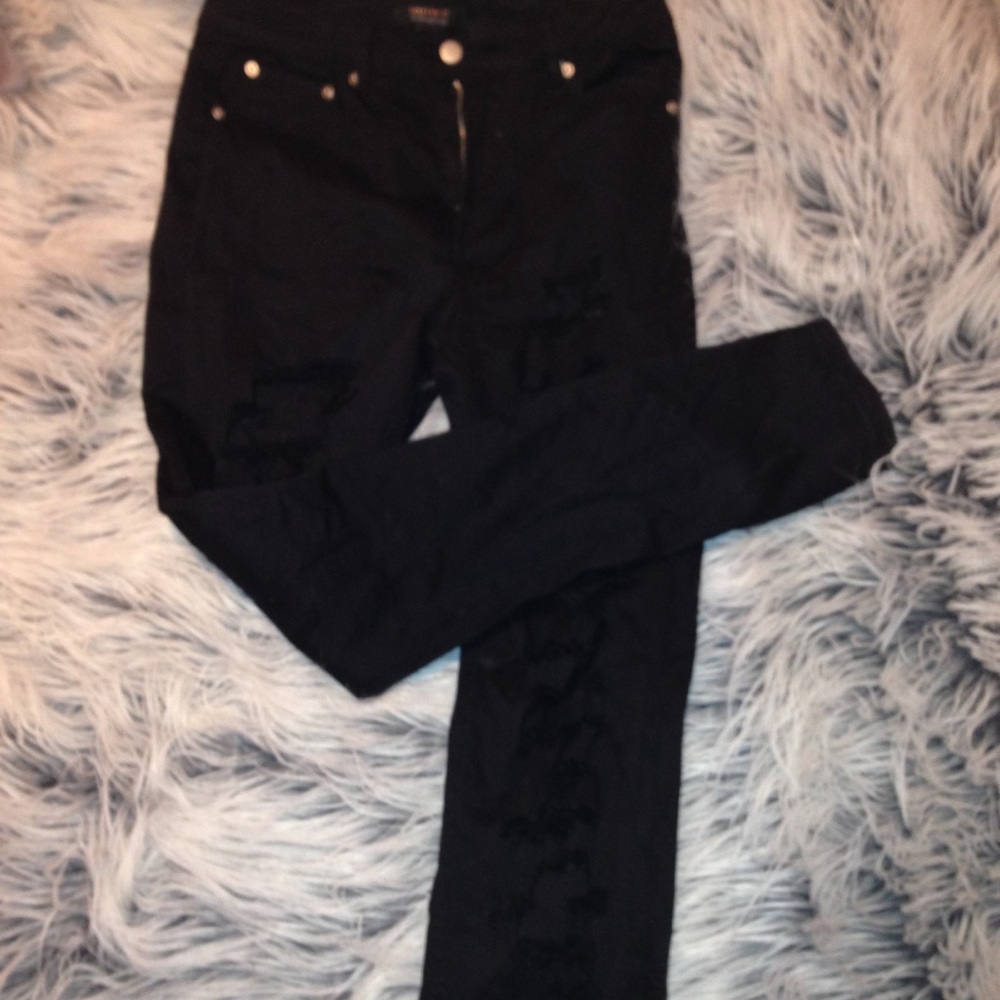 DISTRESSED BLACK JEANS